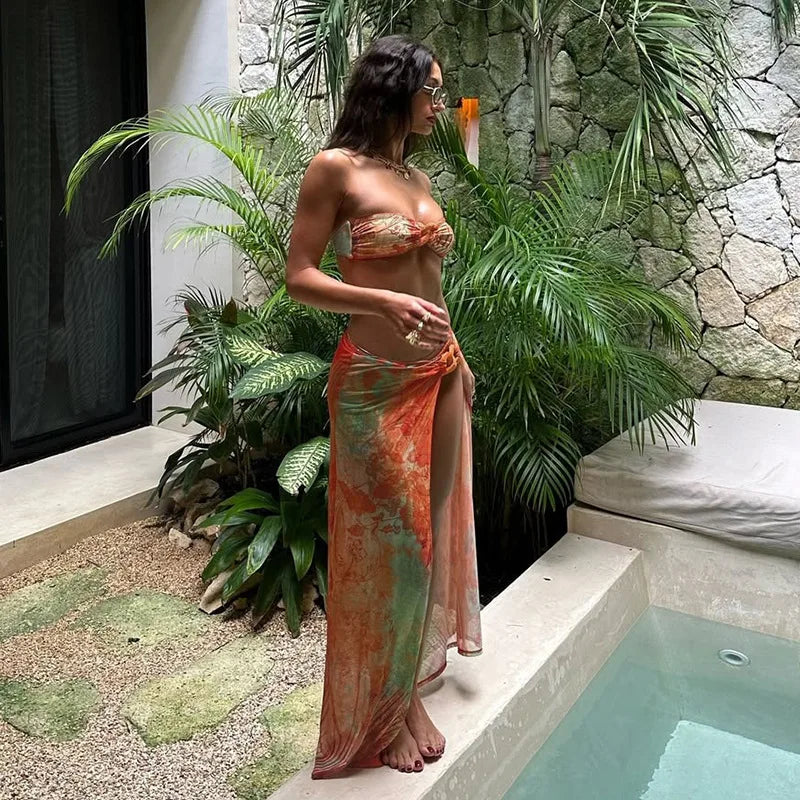 Bikini 3 pièces tropical – Haut bandeau, bas échancré & paréo assorti