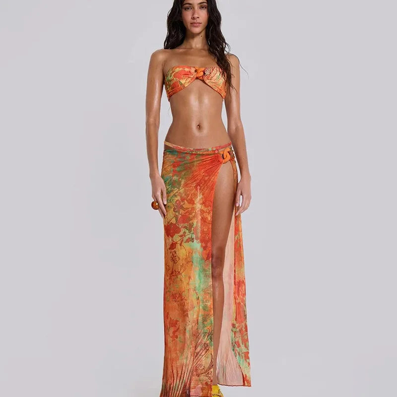 Bikini 3 pièces tropical – Haut bandeau, bas échancré & paréo assorti