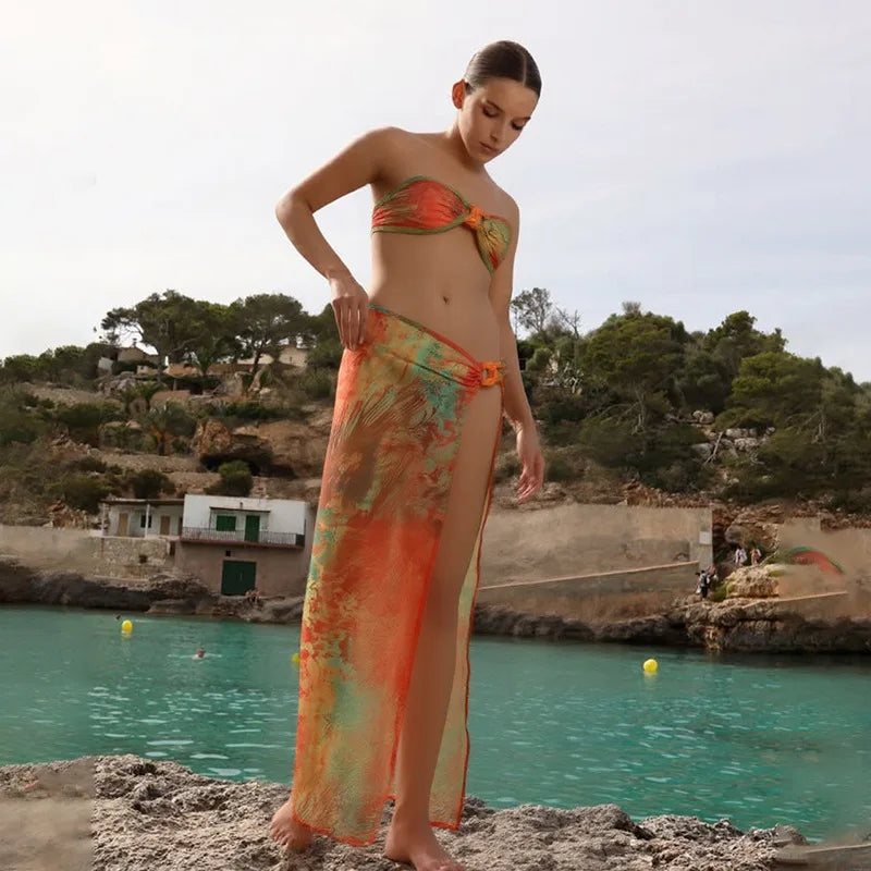Bikini 3 pièces tropical – Haut bandeau, bas échancré & paréo assorti