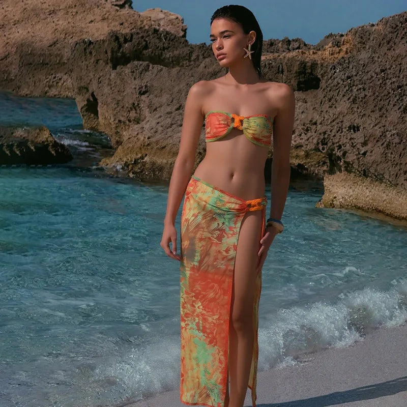 Bikini 3 pièces tropical – Haut bandeau, bas échancré & paréo assorti