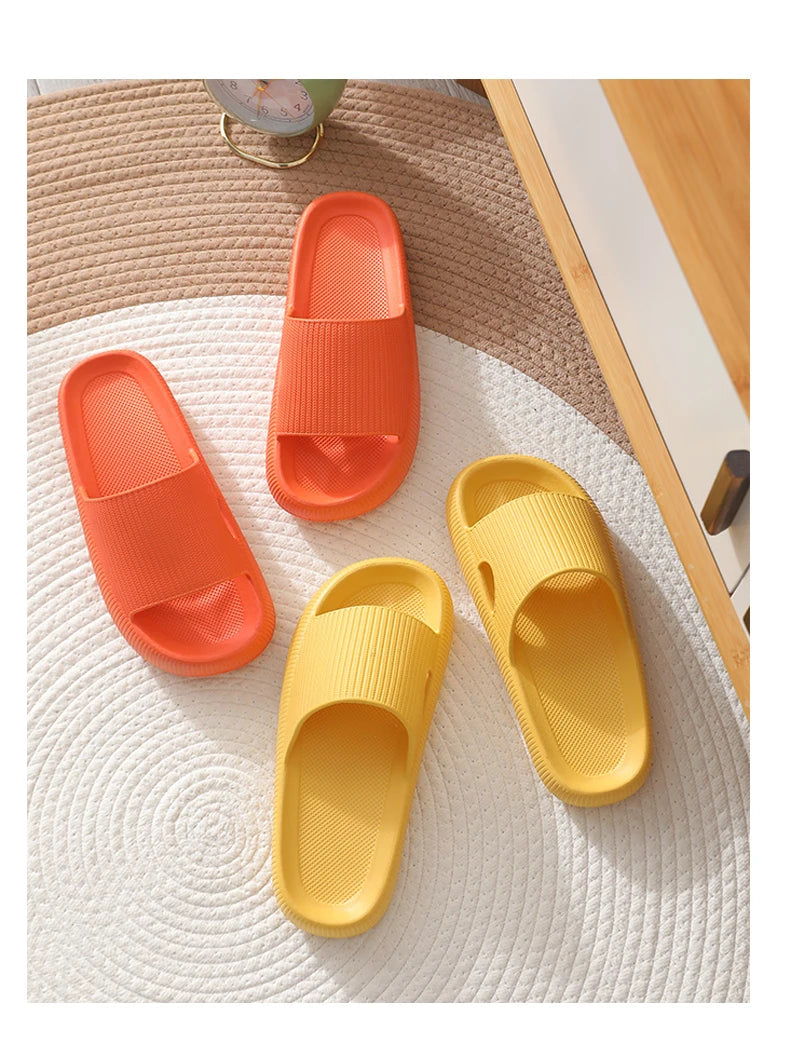 Tongs estivales à semelle tressée et brides multicolores