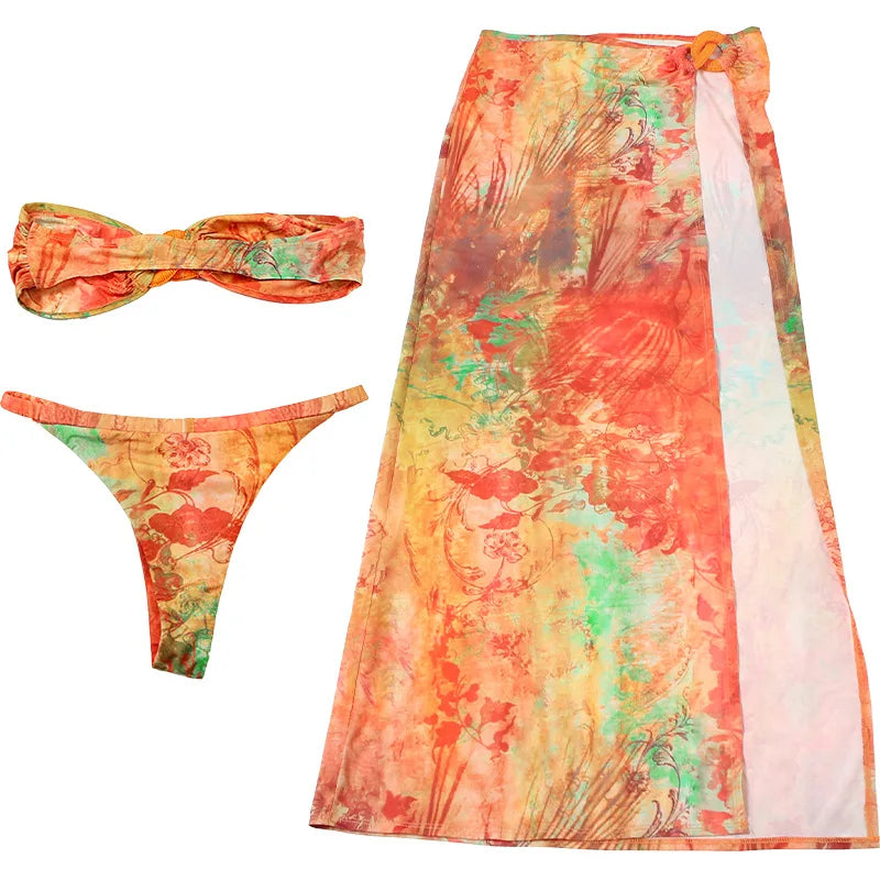 Bikini 3 pièces tropical – Haut bandeau, bas échancré & paréo assorti