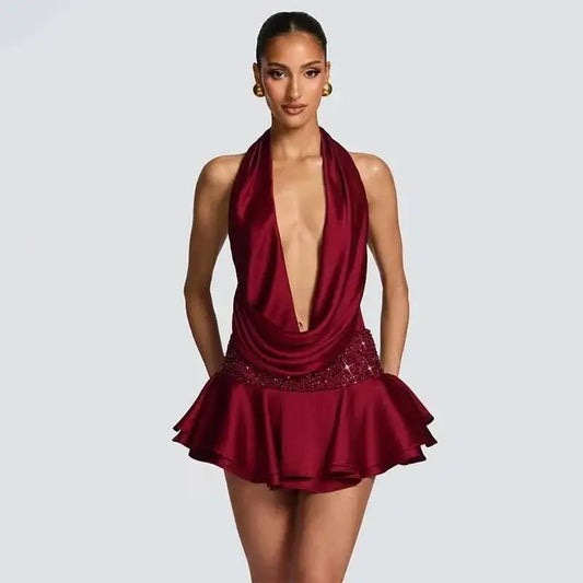 Femme portant un ensemble assorti avec top court et jupe à volants