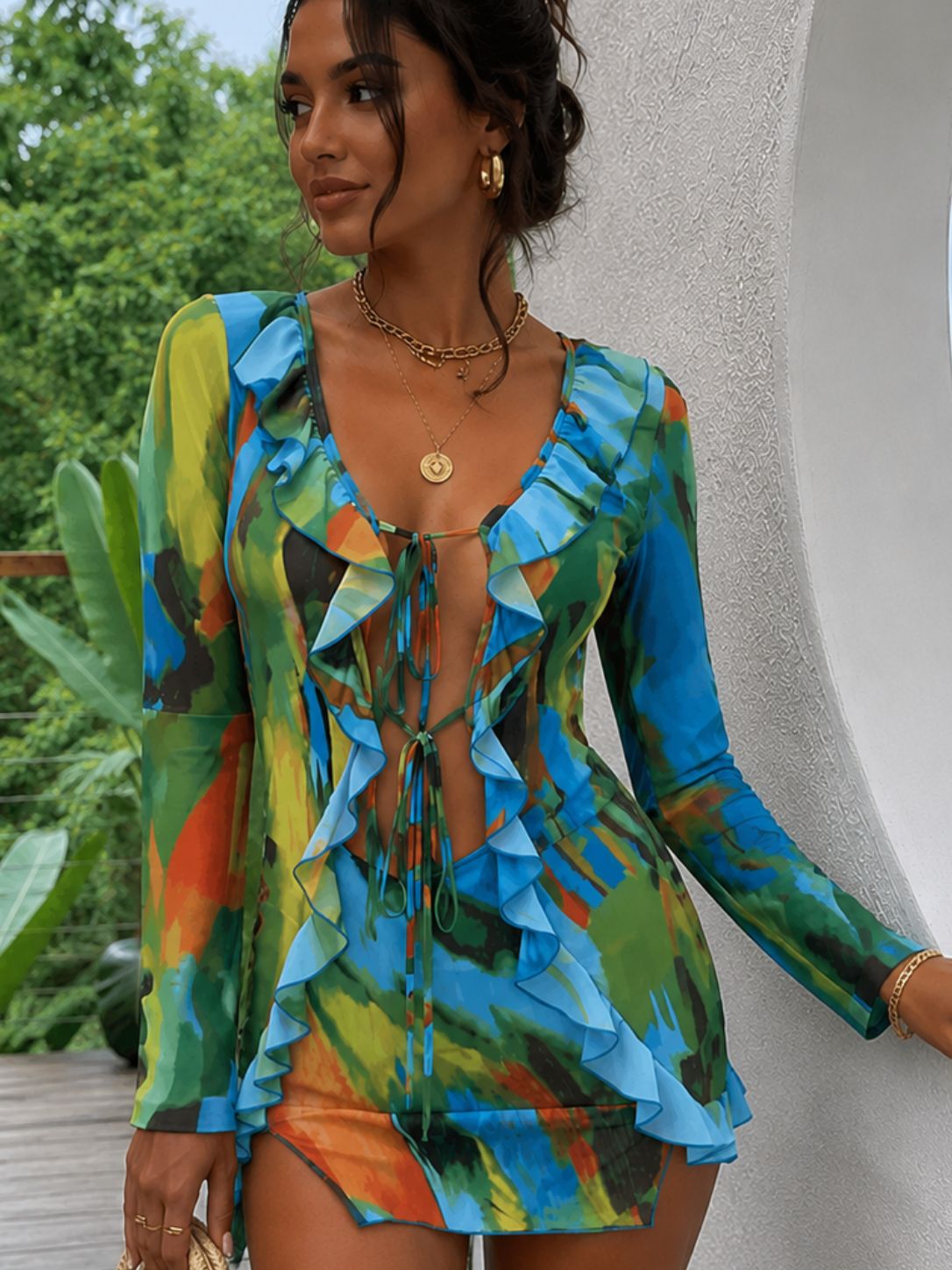 Robe Cassia imprimée à volants portée par Naïa en shooting tropical