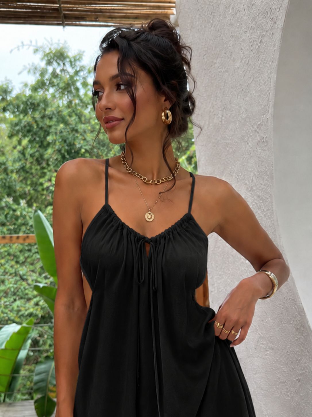 Robe Maéva noire dos nu portée par Naïa en décor tropical