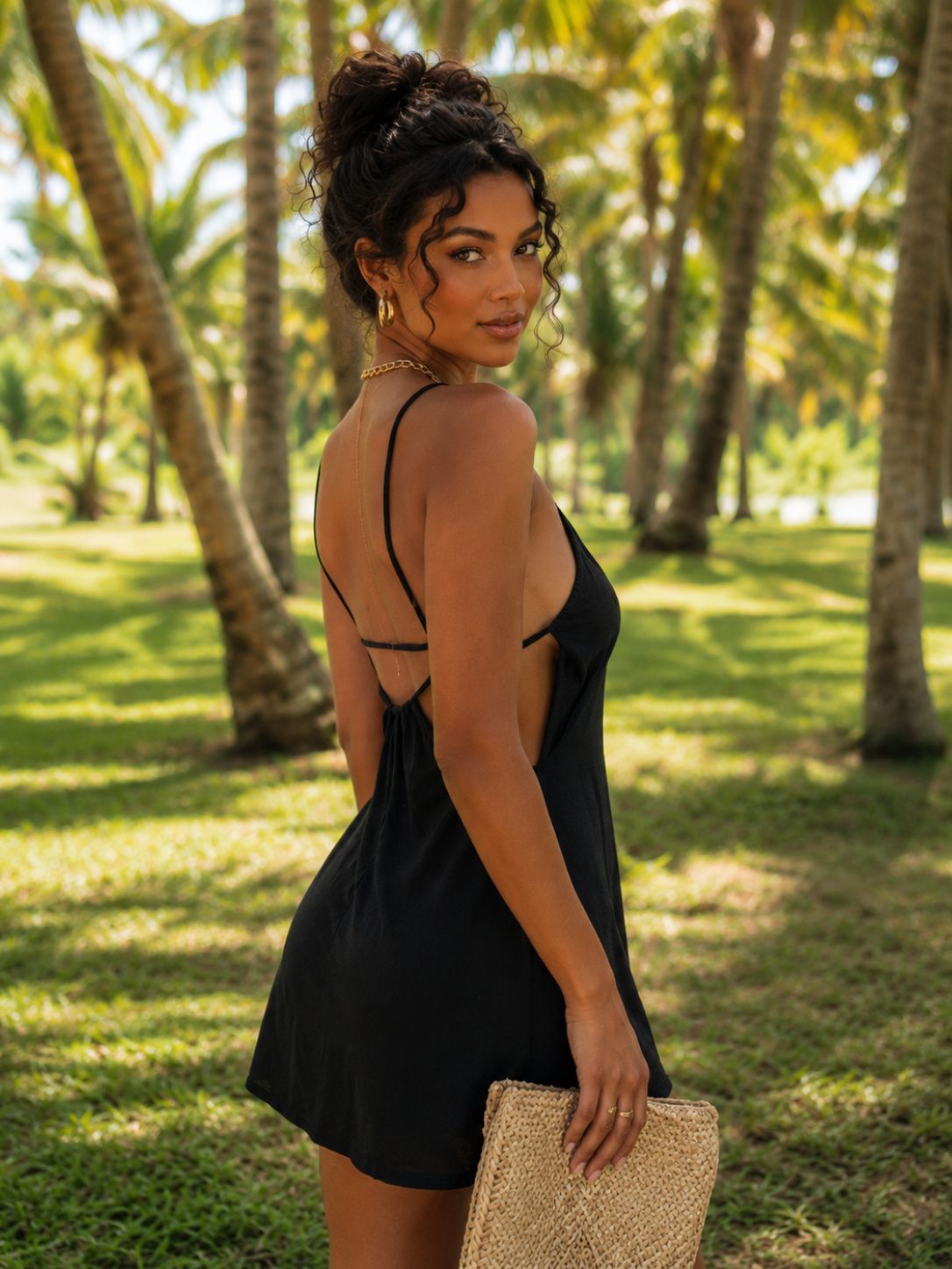 Shooting Naïa en robe Maéva noire, robe courte dos nu West Indies Fashion