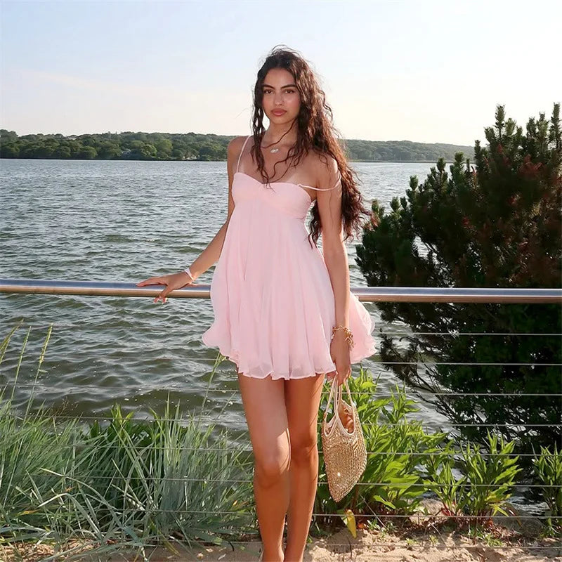 Robe Maéva rose clair fluide portée près de l’eau en journée