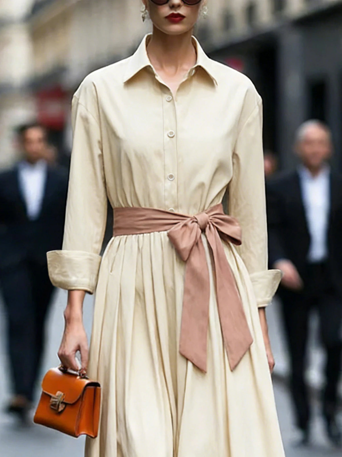 Robe chemise longue écrue avec ceinture contrastante