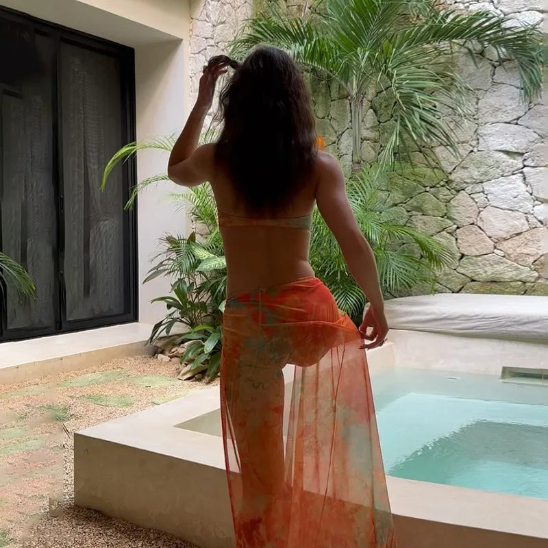 Bikini 3 pièces tropical – Haut bandeau, bas échancré & paréo assorti
