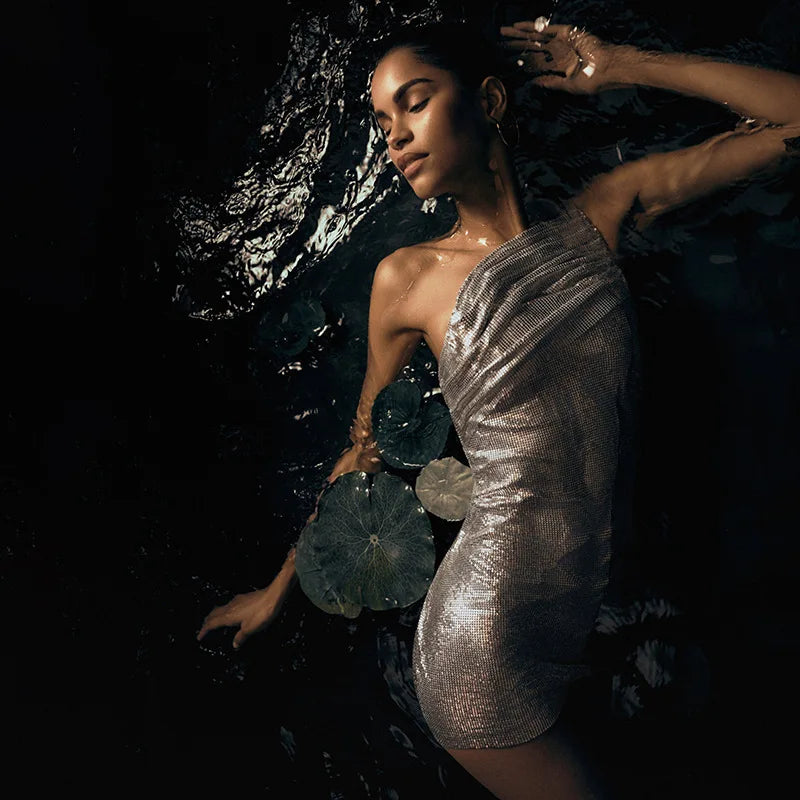 Robe courte Naia argentée, look vacances chic et soirée