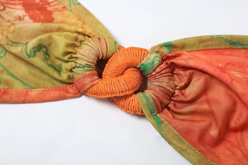 Bikini 3 pièces tropical – Haut bandeau, bas échancré & paréo assorti