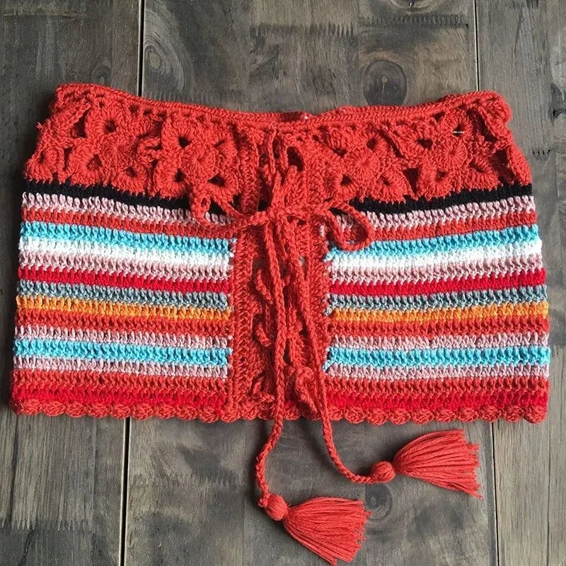 Haut et jupe en crochet Amara portés par-dessus un maillot de bain