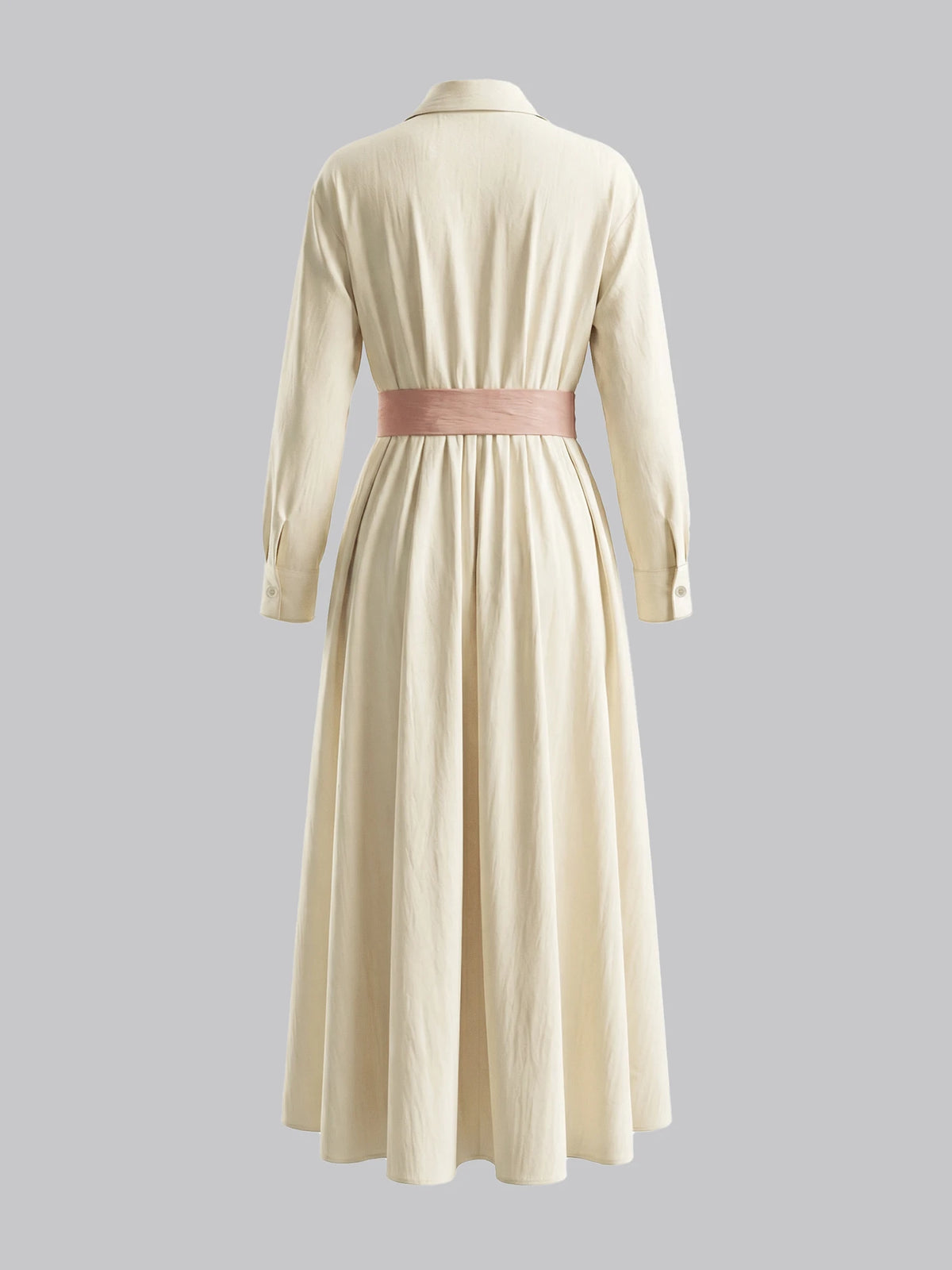 Robe chemise longue écrue présentée à plat de dos