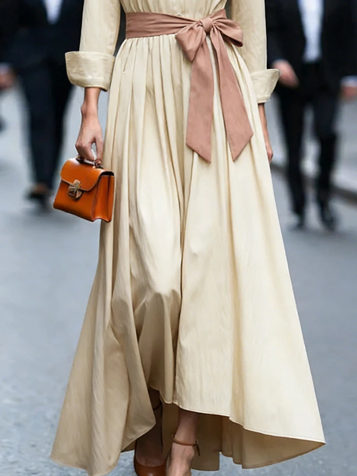 Robe chemise longue écrue, détail de la jupe fluide