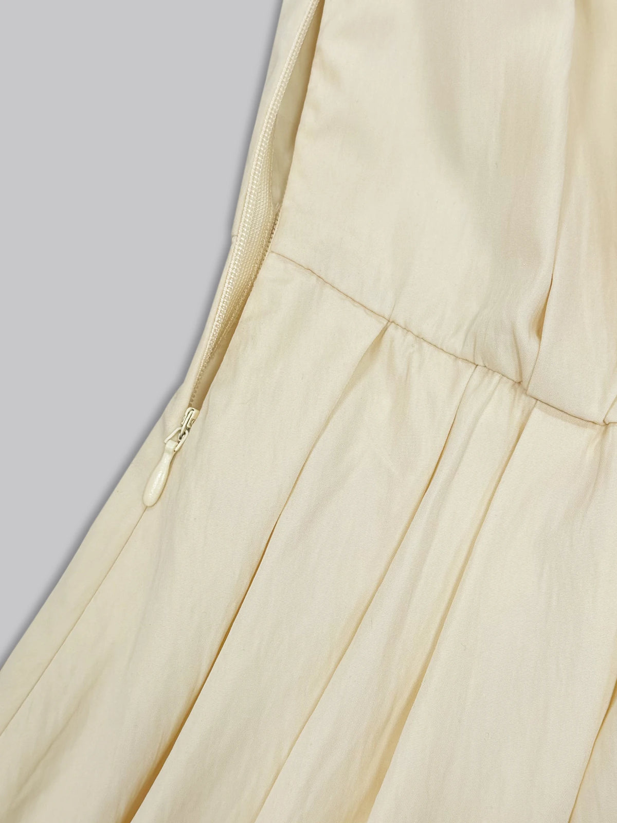 Détail de la fermeture latérale de la robe chemise écrue