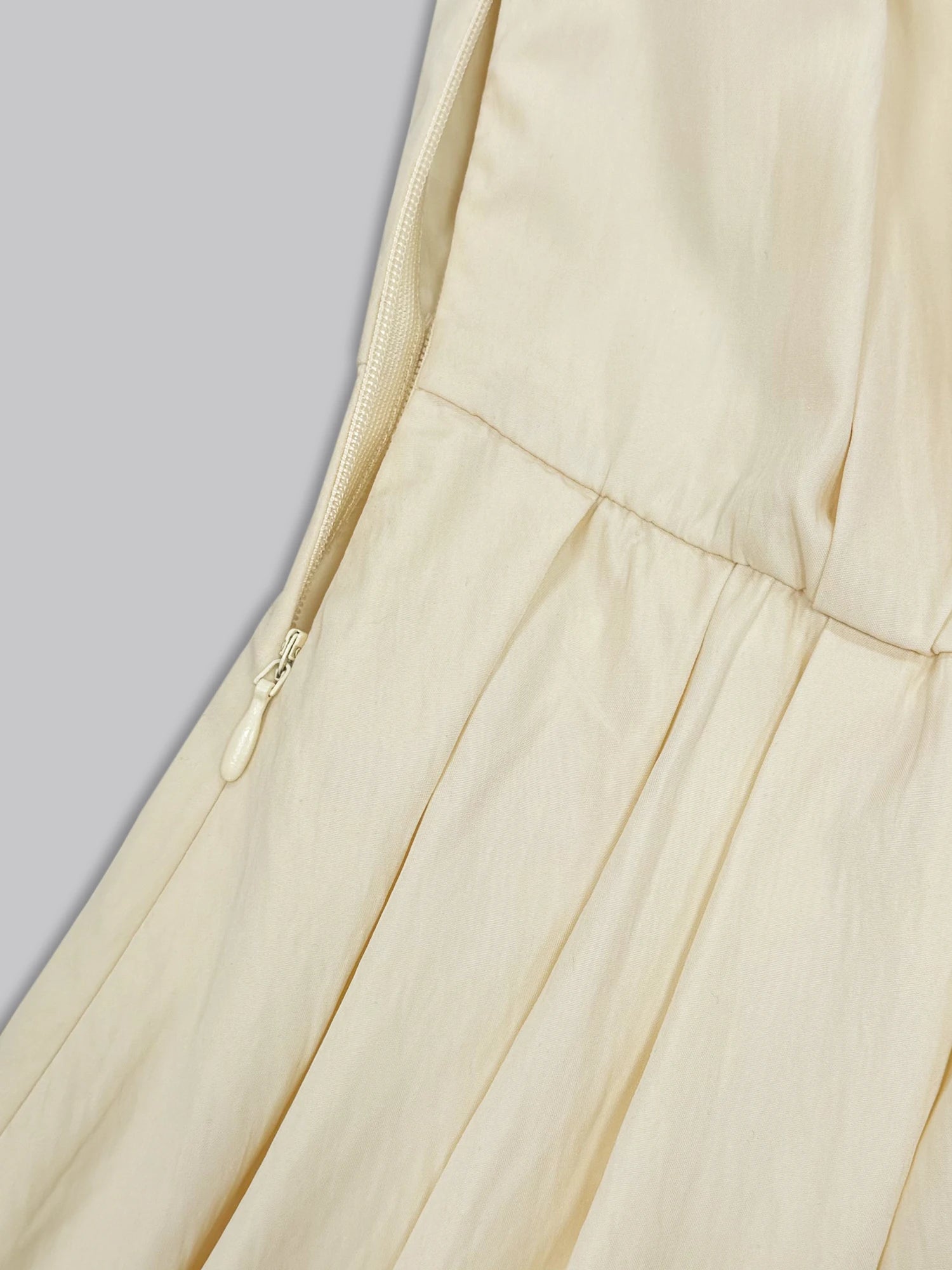 Détail de la fermeture latérale de la robe chemise écrue