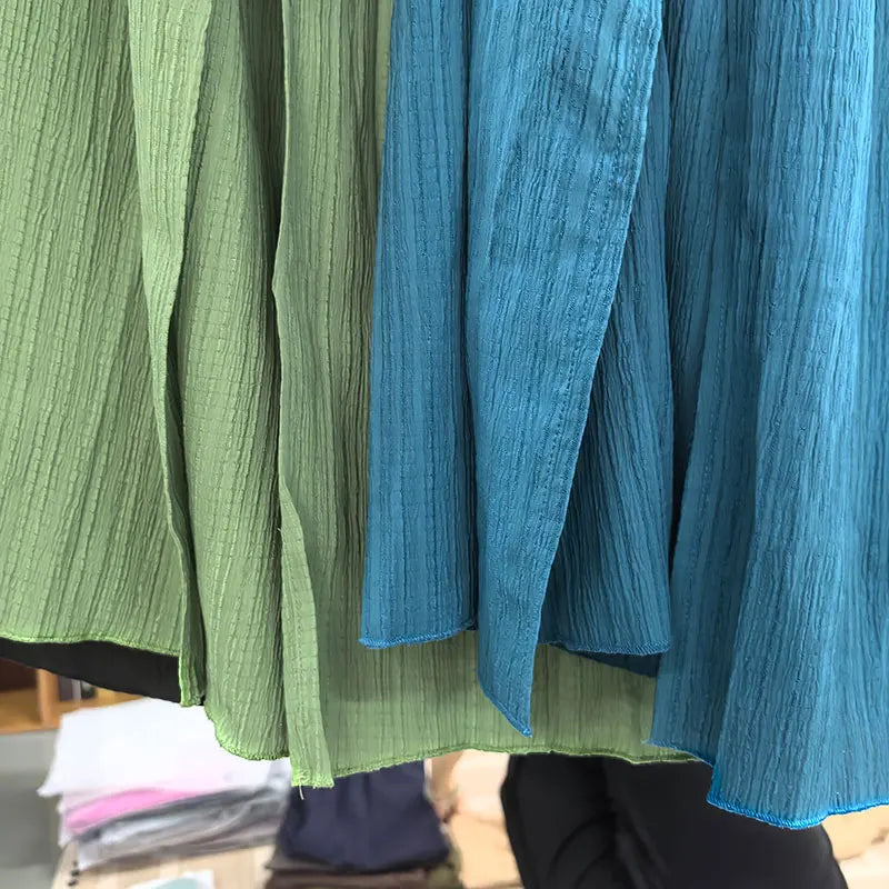 Détail des tissus vert sauge et bleu canard de la jupe longue