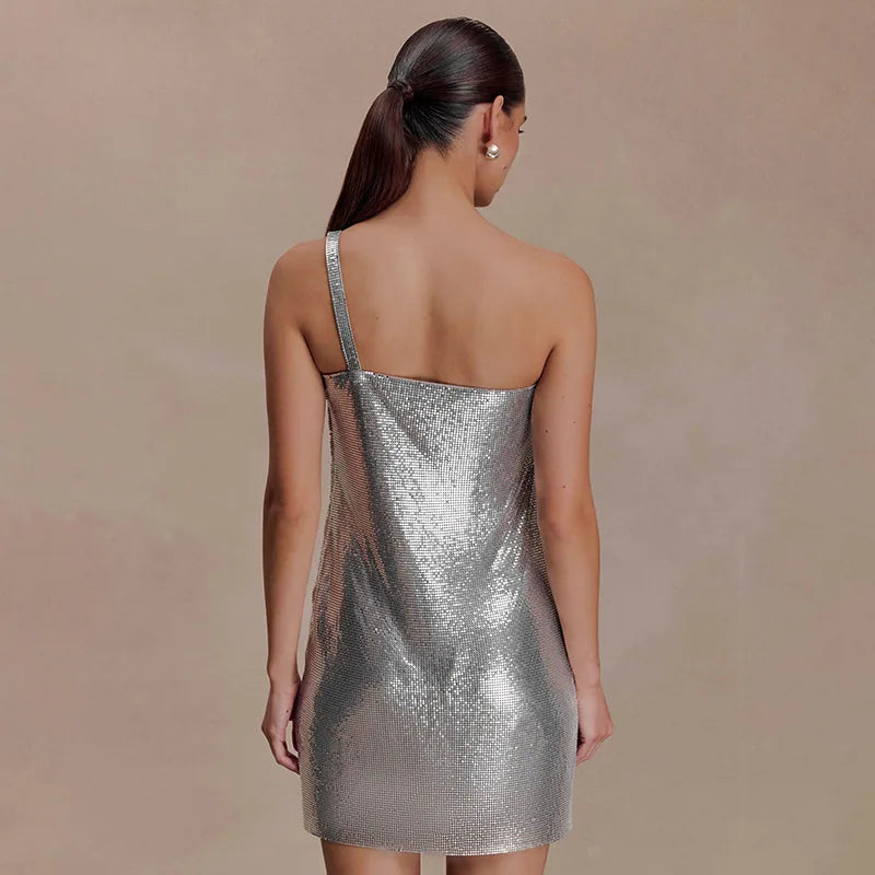 Robe courte Naia rose portée de face, coupe une épaule