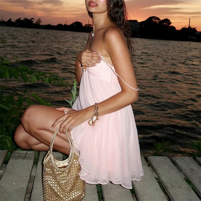 Robe courte Maéva à fines bretelles, coloris noir et rose pour l’été