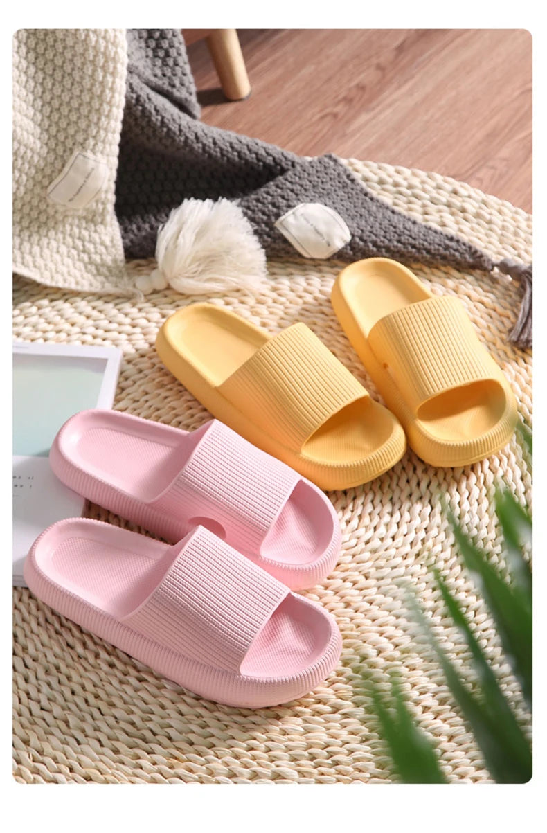 Tongs estivales à semelle tressée et brides multicolores