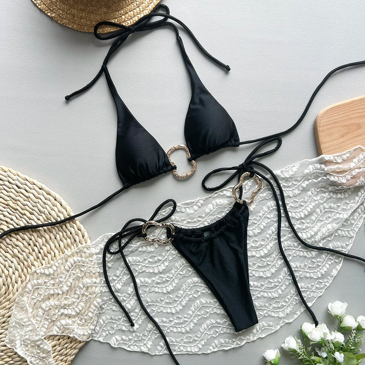 Luxe Tropical – Bikini Triangle avec Anneaux Dorés