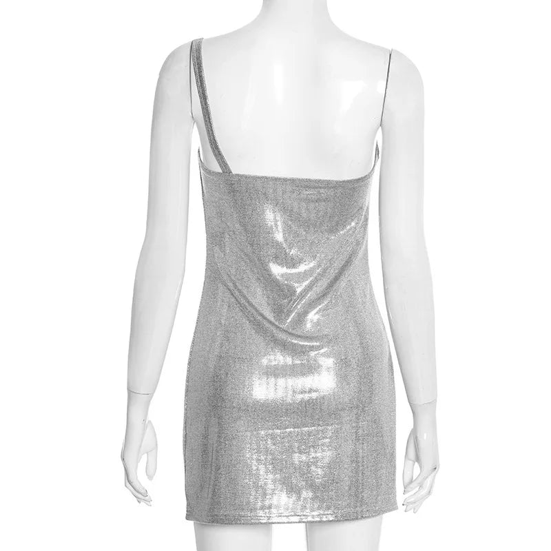 Robe Naia rose, détail coupe asymétrique et silhouette ajustée
