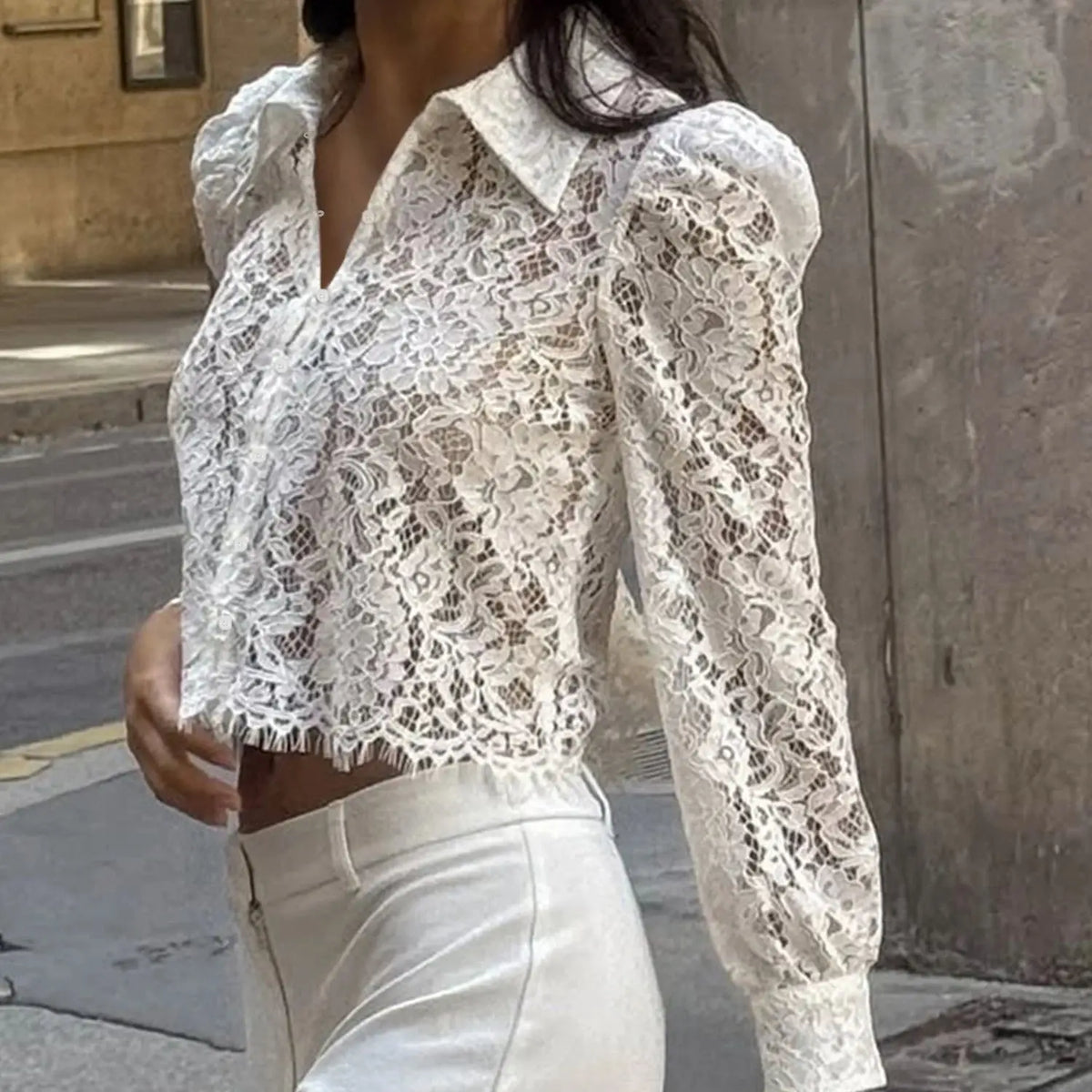 Chemisier blanc en dentelle florale porté de face