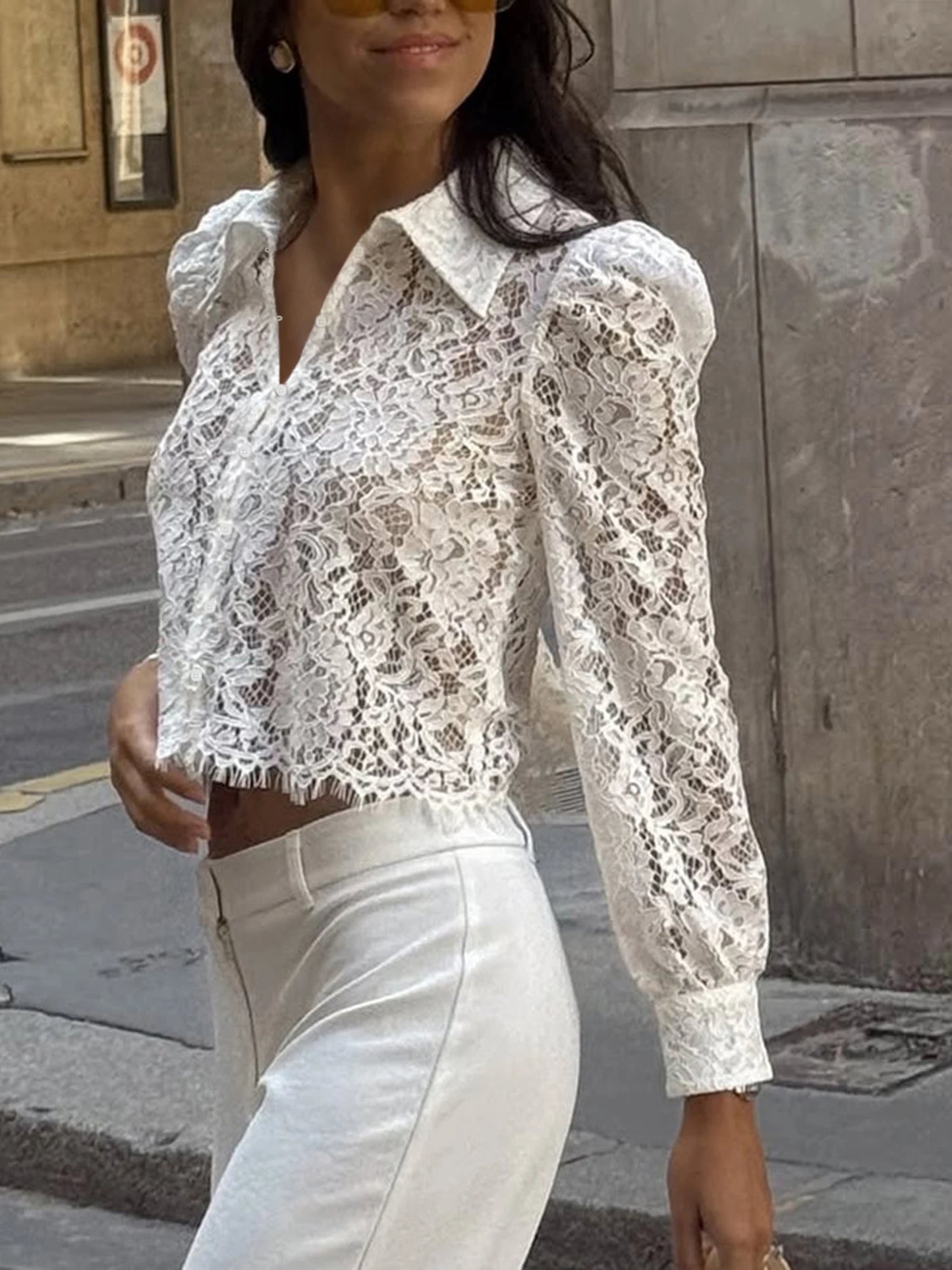 Chemisier blanc en dentelle porté avec un pantalon blanc