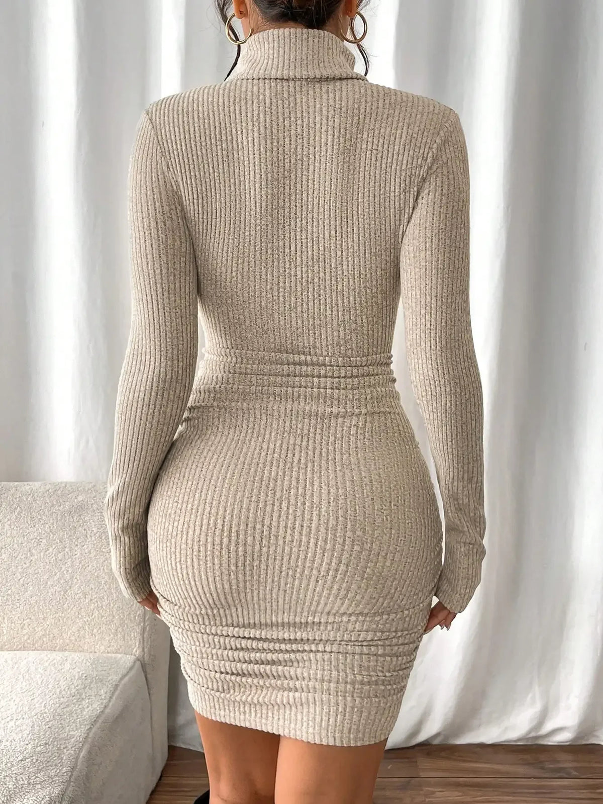 Robe Naëlle pull courte côtelée à col montant