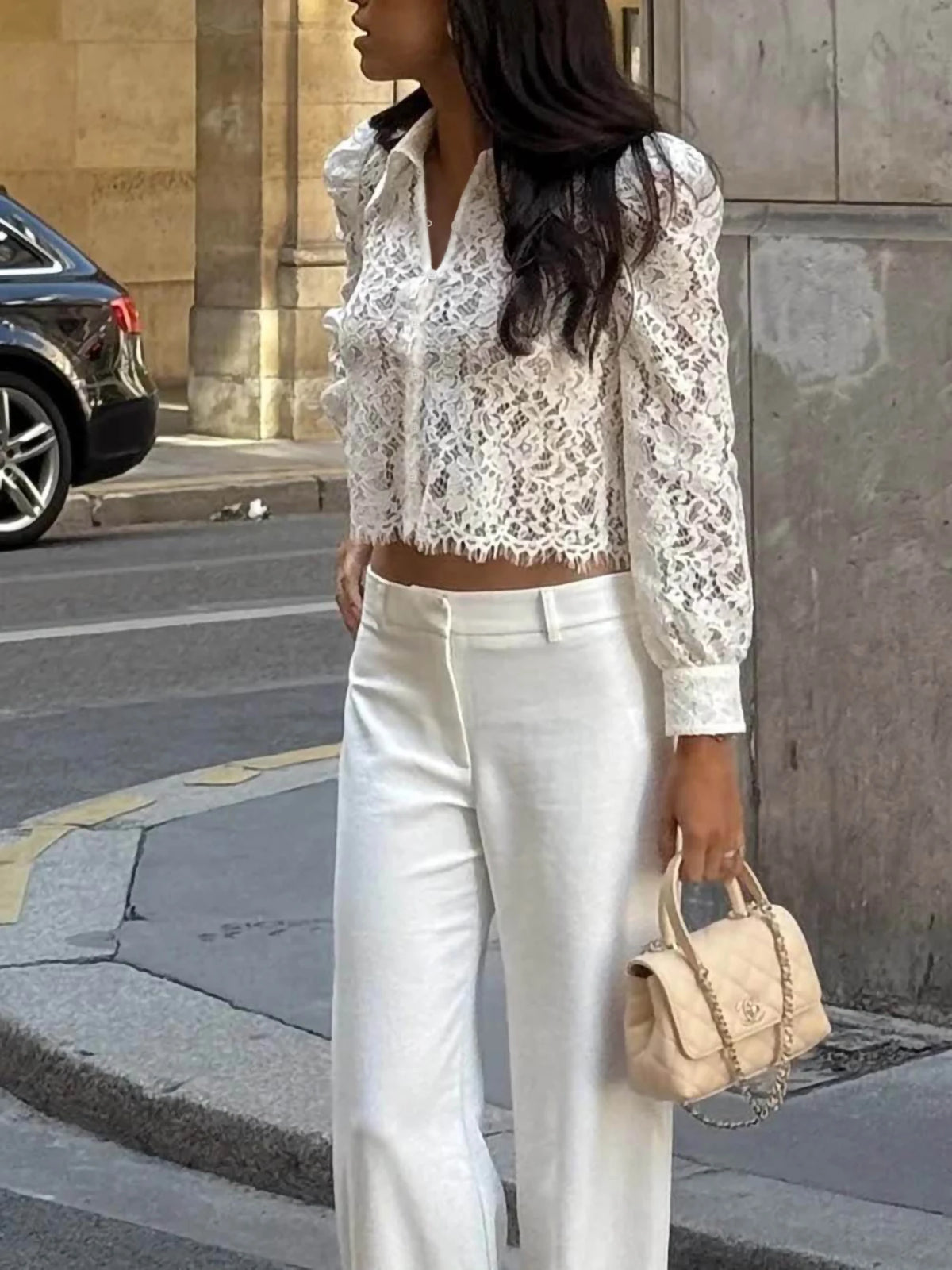 Chemisier blanc en dentelle à manches bouffantes, vue de trois quarts