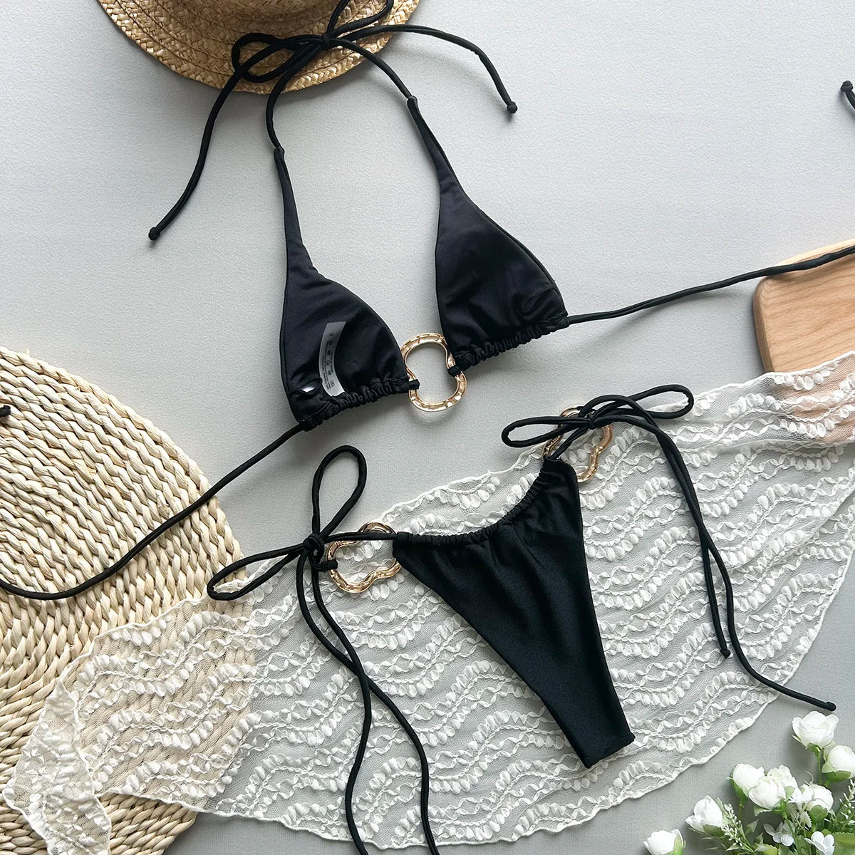 Luxe Tropical – Bikini Triangle avec Anneaux Dorés